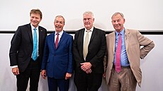 P�edseda britské strany Reform UK Nigel Farage (druhý zleva) a Rupert Lowe...