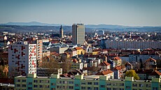 Pokud se mají Bud�jovice zv�t�ovat co do po�tu obyvatel, je podle nám�stka...