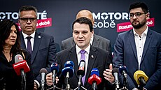 P�edseda Motorist� sob� a ministr zahrani�í Petr Macinka p�edstavil volební...