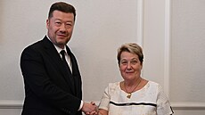 Zvolená ombudsmanka Eva Kostolanská se slo�ením slibu do rukou �éfa Sn�movny...