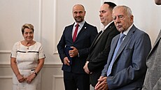 Zvolená ombudsmanka Eva Kostolanská se slo�ením slibu ujala funkce. (18.�ervna...