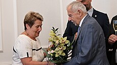 Zvolená ombudsmanka Eva Kostolanská se slo�ením slibu ujala funkce. Blahop�ál...