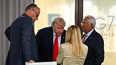 Prezident Donald Trump hovo�í s n�meckým kanclé�em Friedrichem Merzem (vlevo),...