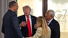 Prezident Donald Trump hovo�í s n�meckým kanclé�em Friedrichem Merzem (vlevo),...