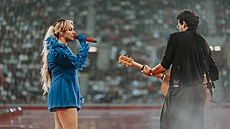 Man�elé Ewa Farna a Martin Chobot na prvním ze t�í koncert� v Edenu (13. �ervna...
