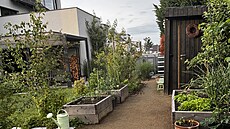 Sauna z boku, z pohledu od ohni�t� v rohu zahrady