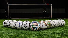 P�ehlídka fotbalových mí�� pro mistrovství sv�ta od roku 1970 v podání firmy...