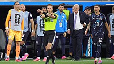 Nizozemský sudí Danny Makkelie gestem ru�í �lutou kartu americkému obránci Timu...