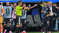 Nizozemský sudí Danny Makkelie ud�luje  paraguayskému úto�níkovi Miguelu...
