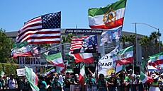 Fanou�ci Íránu s vlajkami z doby p�ed revolucí p�ed stadionem v Los Angeles...