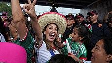 Fanynka s dcerou slaví vít�zství mexických fotbalist� nad JAR.