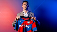 Plze�ská posila ze Srbska, s dresem pózuje zálo�ník Stefan Prigi�.