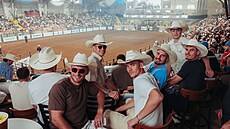 �e�tí fotbalisté nav�tívili tradi�ní rodeo, po�ídili klobouky. Zleva Coufal,...