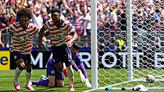 Americký obránce Alex Freeman (vpravo) se raduje z gólu proti Austrálii. Vlevo...