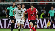 Alexandr Sojka pronásleduje Korejce I Kang-ina b�hem mistrovství sv�ta