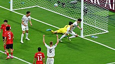 Ladislav Krej�í (vpravo) st�ílí gól b�hem zápasu mistrovství sv�ta proti Ji�ní...