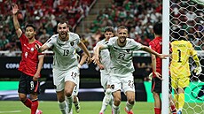 Tomá� Sou�ek slaví gól do jihokorejské brány, ten ale kv�li ofsajdu nakonec...