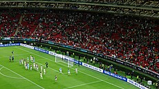 �e�tí fotbalisté d�kují fanou�k�m po proh�e s Ji�ní Koreou na mistrovství sv�ta