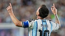 Lionel Messi slaví druhý gól proti Al�írsku na mistrovství sv�ta.