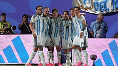 Argentin�tí fotbalisté slaví druhý gól Lionela Messiho proti Al�írsku.