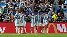 Lionel Messi slaví se spoluhrá�i hattrick proti Al�írsku na mistrovství sv�ta v...