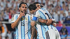 Lionel Messi slaví se spoluhrá�i sv�j t�etí gól v úvodním zápase mistrovství...