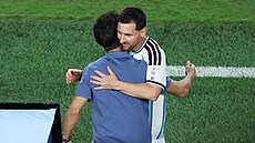 Lionel Messi v objetí s argentinským trenérem Lionelem Scalonim poté, co v 80....