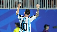 Lionel Messi slaví hattrick proti Al�írsku na mistrovství sv�ta.