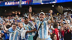 Argentin�tí fanou�ci slaví gól Lionela Messiho na stadionu v Kansas City.