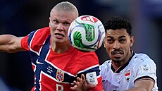 Norský úto�ník Erling Haaland (vlevo) v souboji s Zaidem Tahseenem (Irák) na...