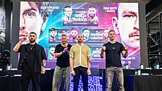 Slovenský zápasník Luká� Fernéza (vpravo) a �eský bojovník Petr Dvo�á�ek p�ed...