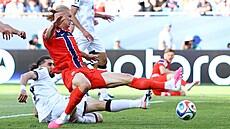 Úto�ník Erling Haaland st�ílí první gól Norska proti Iráku na sv�tovém...