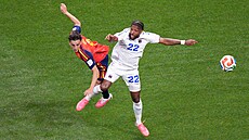 Vlevo �pan�lský zálo�ník Gavi v souboji se Stevenem Moreirou (Kapverdy).