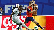 Jovane Cabral (Kapverdy) st�ílí p�es bránícího Gaviho ze �pan�lska.