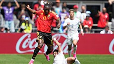 Egyp�an Marawan Attia v pádu na zemi bojuje o mí� s Jeremym Dokuem z Belgie.