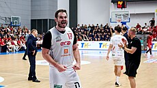 Nymburský k�ídelník Jaromír Boha�ík slaví v sedmém finále Maxa NBL proti...
