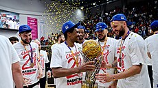 Basketbalisté Nymburka s trofeji pro �eské �ampiony.