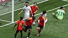 Romelu Lukaku (Belgie) slaví se spoluhrá�i vyrovnávací gól na 1:1 na...