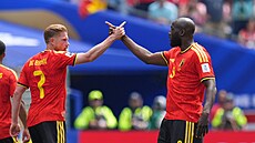 Romelu Lukaku slaví s Kevinem De Bruynem vyrovnávací gól proti Egyptu.