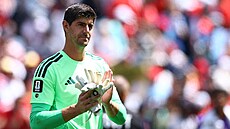 Belgický branká� Thibaut Courtois tleská fanou�k�m po utkání s Egyptem.