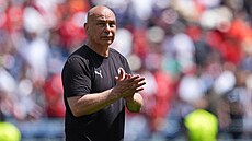 Egyptský kou� Hossam Hassan b�hem utkání s Belgií na mistrovství sv�ta.