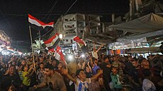 Davy fanou�k� s vlajkami sledují zápas Egypta na mistrovství sv�ta proti Belgii...