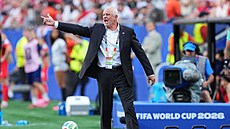 Hlavní trenér Iráku Graham Arnold udílí pokyny svým sv��enc�m b�hem zápasu...