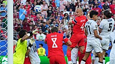 Norský obránce Leo Østigard hlavi�kou zvy�uje na 3:1 v 76. minut� utkání...