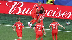 Leo Østigard slaví se spoluhrá�i t�etí gól Norska proti Iráku na...