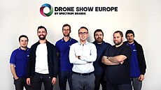 Tým Drone Show Europe, David Zaorálek stojí uprost�ed.
