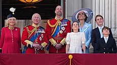 Královská rodina na balkon� Buckinghamského paláce sledovala p�elet stíhacích...