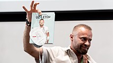 K�est knihy U� letím záchraná�e Marka Dvo�áka a spisovatele Martina Moravce....