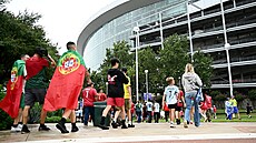 Fanou�ci se chystají na zápas mezi Portugalskem a DR Kongo na mistrovství sv�ta.