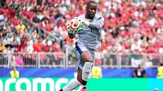 Branká� DR Kongo Lionel Mpasi v zápase proti Portugalsku na mistrovství sv�ta.